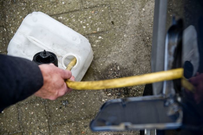 Foto ter illustratie: brandstof uit een voertuig stelen.