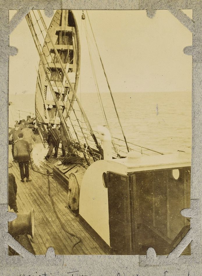Een reddingssloep wordt aan boord gehesen van de RMS Carpathia vele uren nadat van de Titanic geen spoor meer is.