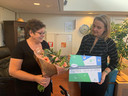 Lucia de Groen (l.) krijgt uit handen van Groenhuysen-bestuurder Marjolein de Jong haar prijs uitgereikt.