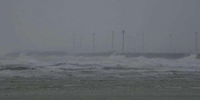 Webcambeelden tonen hoe storm Eunice tekeergaat in Zeebrugge.