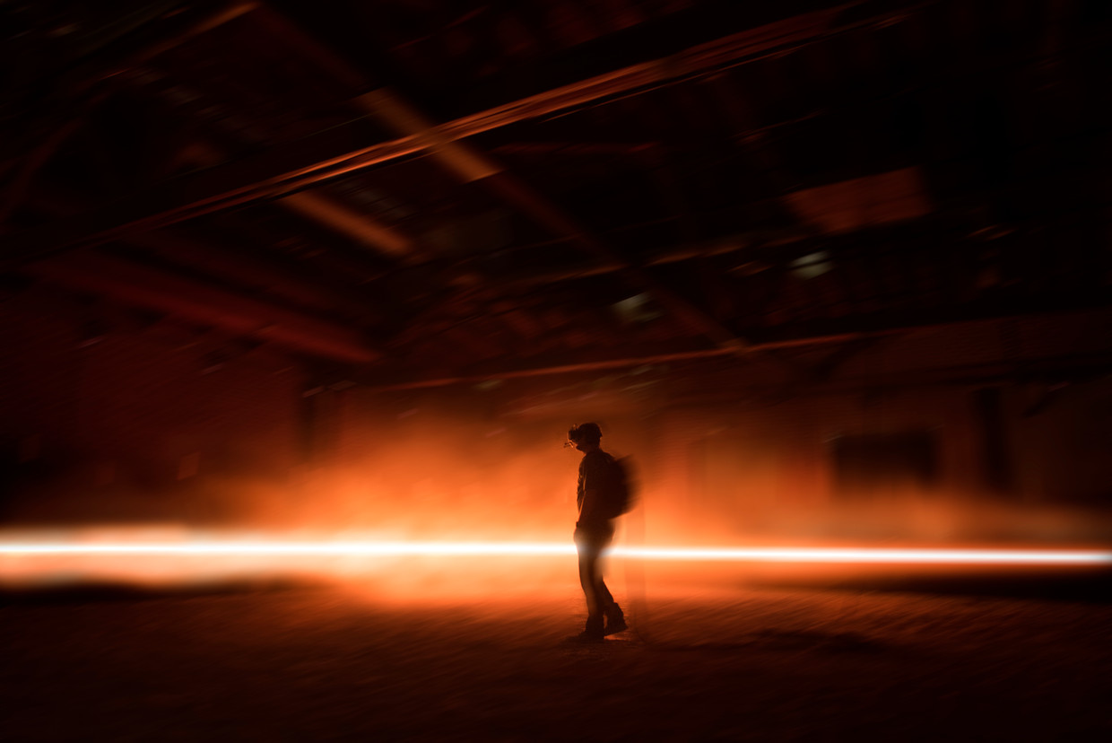 Met een virtual reality-bril en koptelefoon op worden bezoekers van 'Carne y arena' een virtuele woestijn in gestuurd. Beeld Emmanuel Lubezki