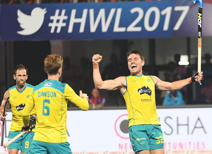 Jeremy Hayward viert de eerste goal voor Australië.