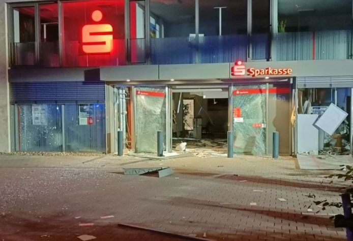 De Duitse kredietinstelling Sparkasse besloot in juni na de zoveelste plofkraak in Aken al om het aantal geldautomaten in de regio te verminderen en de openingstijden te beperken.