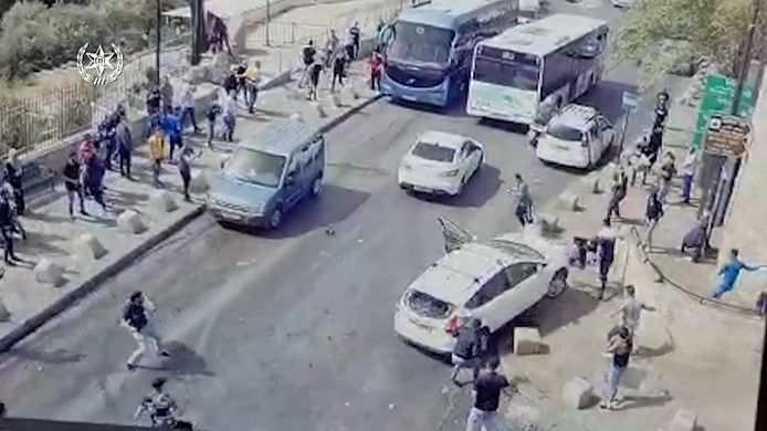Auto wordt bekogeld met stenen en rijdt nadien voetganger aan in Jeruzalem.