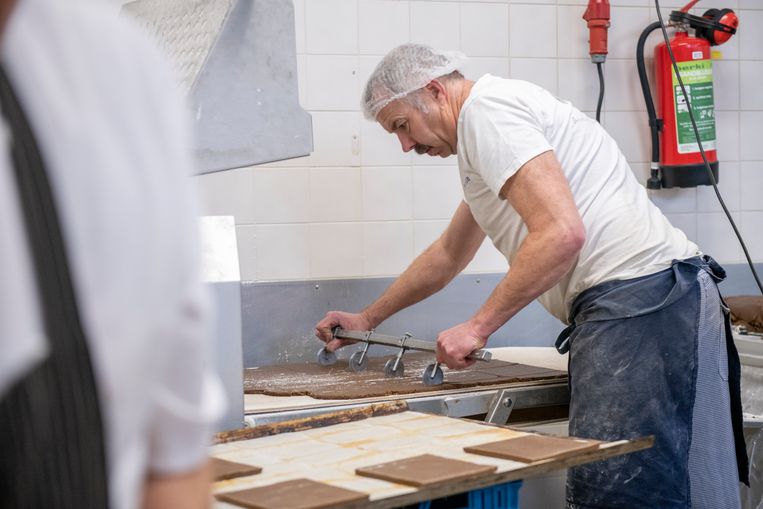 Een medewerker aan het werk in een bakkerij waar producten voor Sinterklaas worden gemaakt. Beeld Hollandse Hoogte / Patricia Rehe