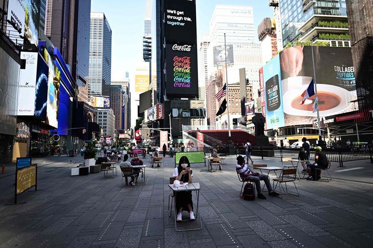 Social distancing op Times Square in New York. Beeld AFP