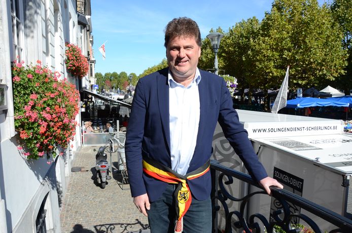 Filip Anthuenis, de burgemeester van Lokeren, mag de spits afbijten.