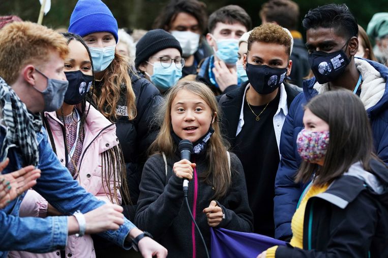 De Zweedse klimaatactivist Greta Thunberg spreekt medeactivisten toe tijdens de nu lopende klimaattop in Glasgow. Beeld AP