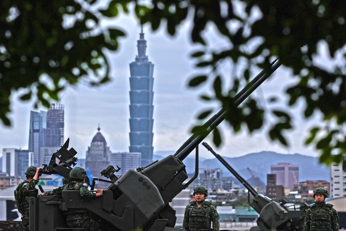 Taiwanese soldaten bemannen het luchtafweergeschut in Taipei.