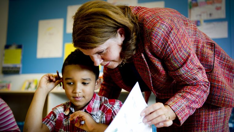 Minister Van Bijsterveldt (OCW) in september tijdens een werkbezoek aan een Rotterdamse school. Beeld anp