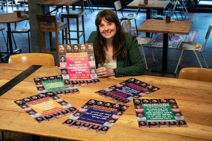 Lotte Wijfje met de posters van De Lindenberg