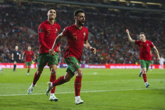 Bruno Fernandes viert feest met in zijn kielzog Cristiano Ronaldo.