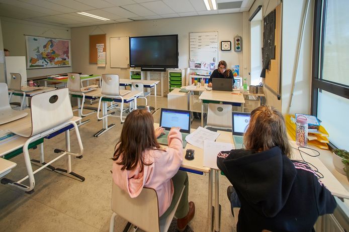 Lerares Hanneke van den Broek geeft hybride onderwijs aan groep 7 van IKC Raam in Uden.  Op twee leerlingen na - zij hadden recent corona en mogen daarom wel komen - volgt heel de klas de lessen thuis.
