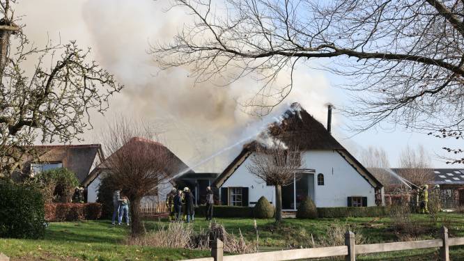 Schoorsteenbrand slaat over en verwoest rieten dak van woning in Oene: brandweer weet dierbare spullen te redden