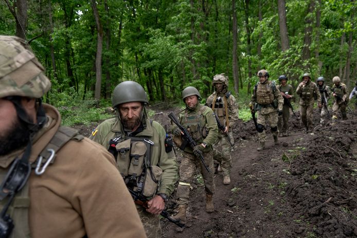 Des soldats ukrainiens dans une forêt de la région de Kharkiv.