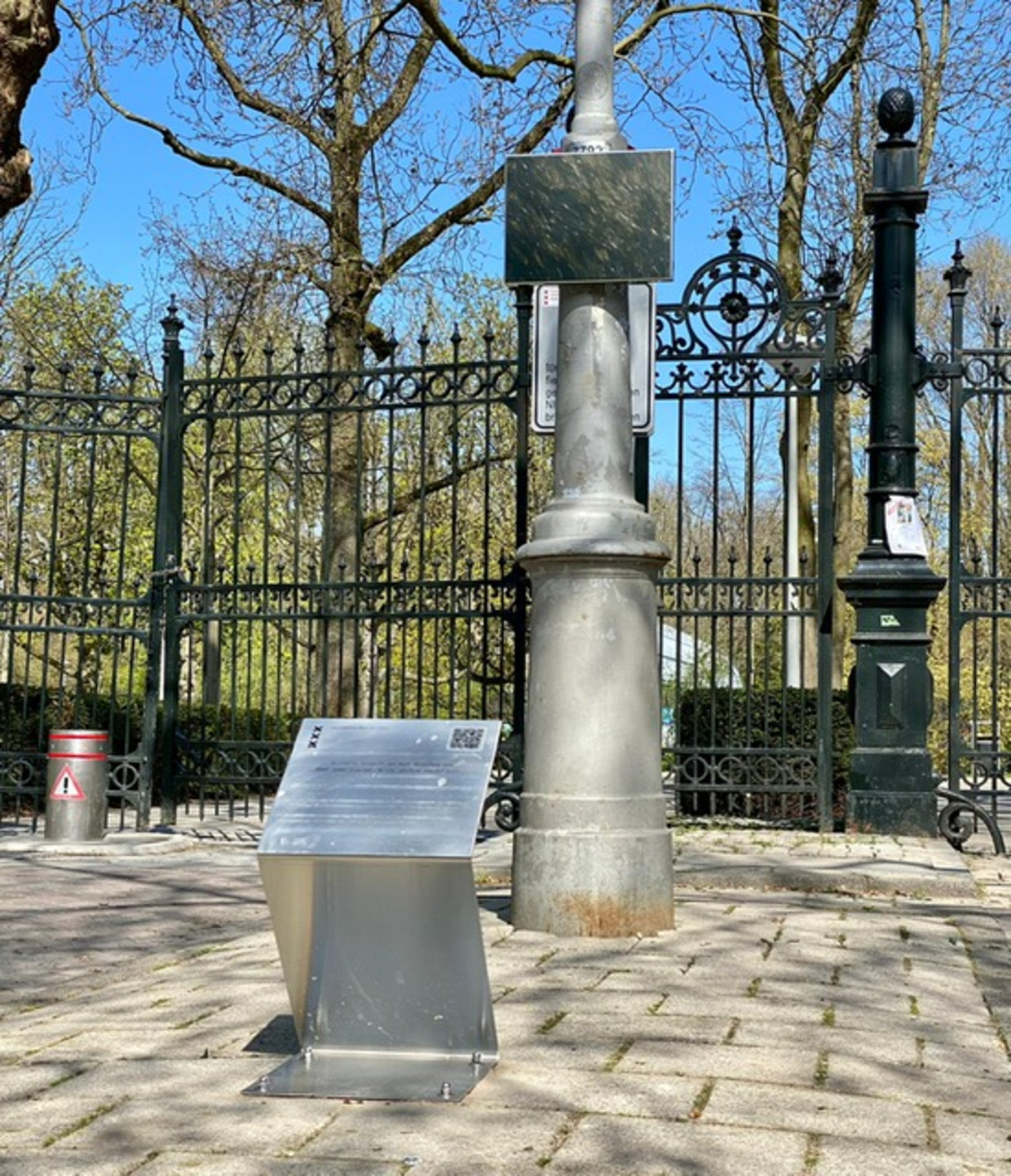 De Rotterdamse ondernemer Niels van Deuren (33), die sinds kort in Amsterdam woont, heeft een spiegel geplaatst op de plek waar in de oorlog het bord 'Voor Joden Verboden' hing.  Beeld Alphons Nieuwenhuis