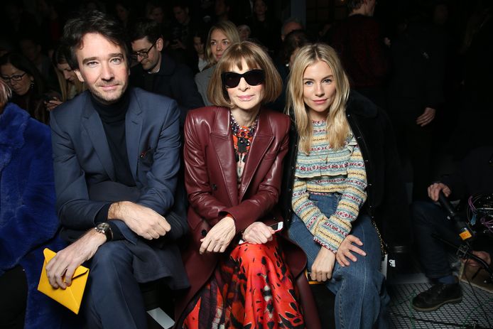 Hoofdredactrice van de Amerikaanse Vogue Anna Wintour samen met Antoine Arnault en Sienna Miller.
