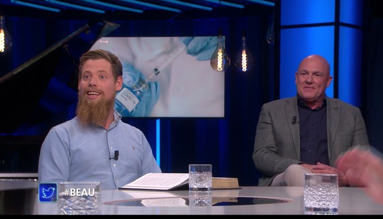Voorman van Jezus Leeft, Florens van der Spek (links) nadat Beau van Erven Dorens tegen hem is uitgevallen. Beeld 
