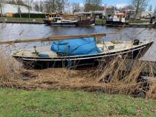 Deze boot ligt al ruim een jaar in de haven van Elburg, van wie is die toch?