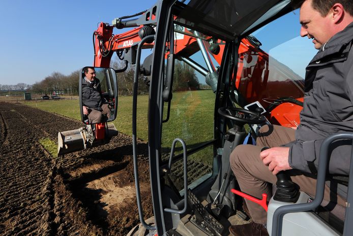 Wethouder Paul de Beer bedient de graafmachine als startsein voor de aanleg van drie tot vier kilometer aan fietsroutes op de flanken van de Aa of Weerijs.