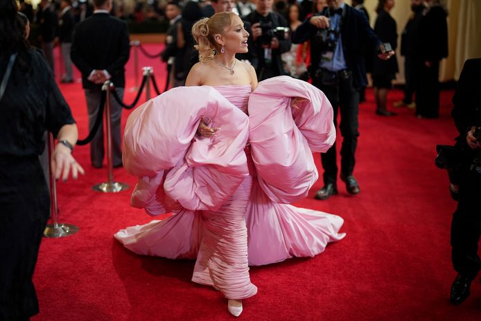 Ariana Grande draagt en grote roze jurk naar de Oscars.