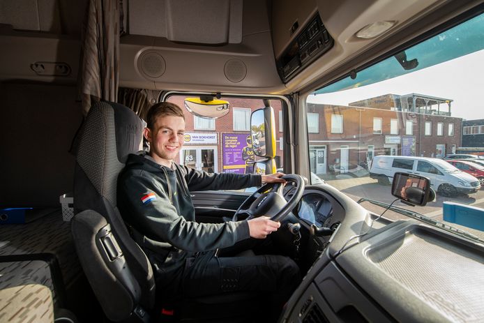 Zenuwachtig was Bernhard Korsten wel. Want hij wilde zó graag dat vrachtwagenrijbewijs in the pocket hebben. En hij slaagde in één keer. Nu is het nog even wachten tot hij het rijbewijs op kan halen bij de gemeente.