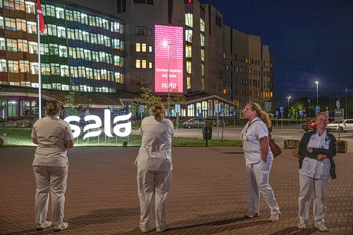 De projectie van alle namen zorgmedewerkers op de gevel van Isala, als dank voor hun inzet tijdens de corona-crisis.