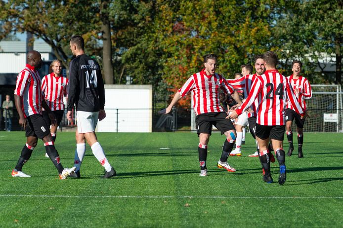 Robur et Velocitas viert de 3-1 van Jeffrey van Amersfoort (midden).
