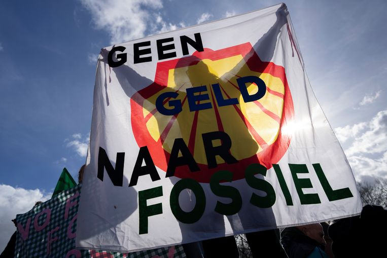 Klimaatactivisten verzetten zich tegen de fossiele industrie.  Beeld AP