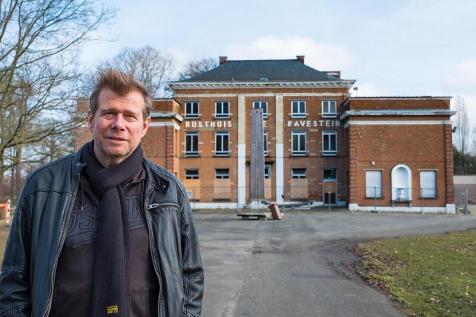 Schepen Hans De Locht aan het leegstaande, voormalige rusthuis De Ravestein dat een basisschool zal worden.