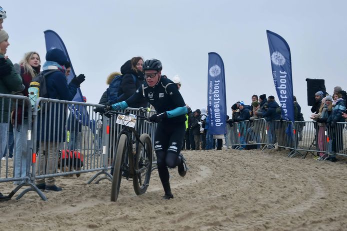 Jordi Warlop rukte zich in de finale van de strandrace in Bredene los en reed alleen naar de finish.