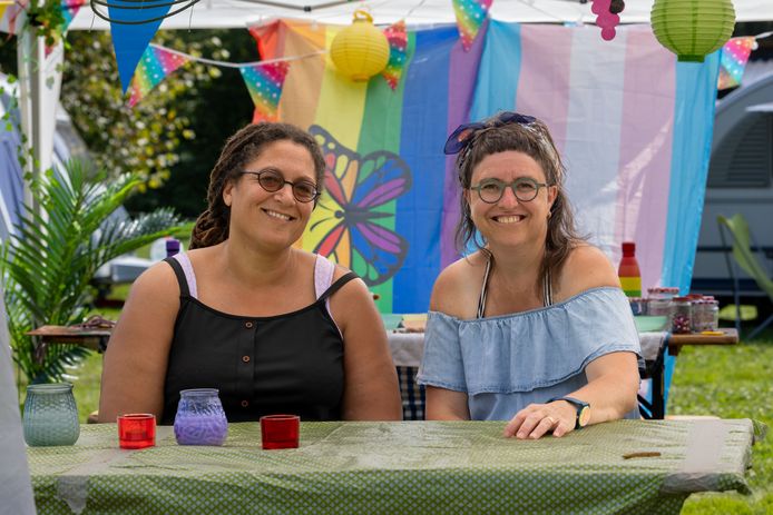 Links Renate Bodok (moeder van Chris Kuipers) en Mirjam Elbers (moeder van Jasper Elbers).