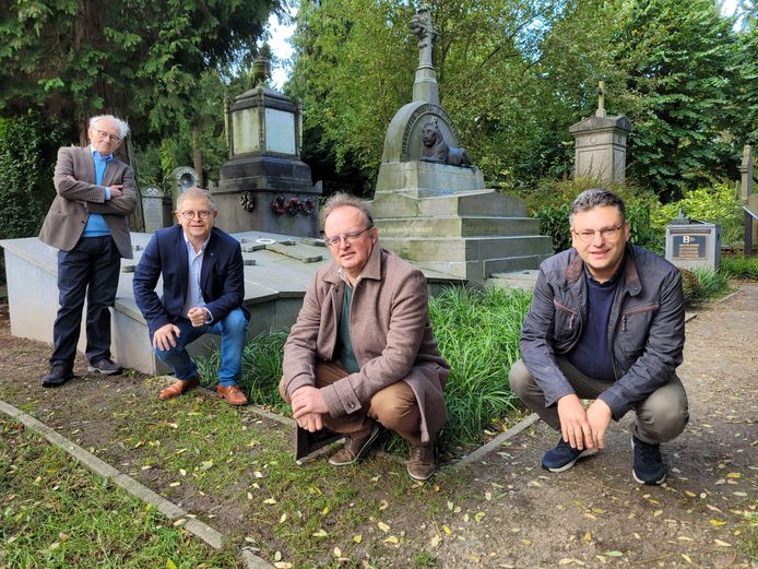 De vzw Albrecht Rodenbach ruimde de omgeving van het graf van Rodenbach op. We zien Marc Deseyn, Rudy Ghequiere, Koen Vantomme en Nico Kimpe.