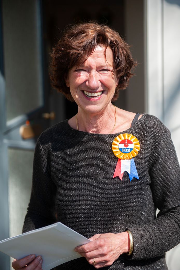 Marjohn van de Ven-Messing met de uitnodiging voor de uitreiking van het lintje in haar handen.
