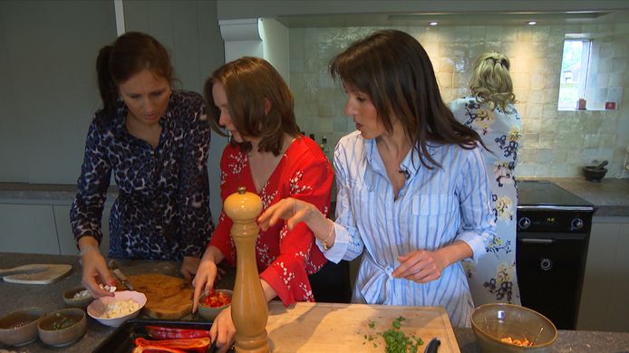 De verschillende ouders kwamen samen om te koken met Sandra Bekkari