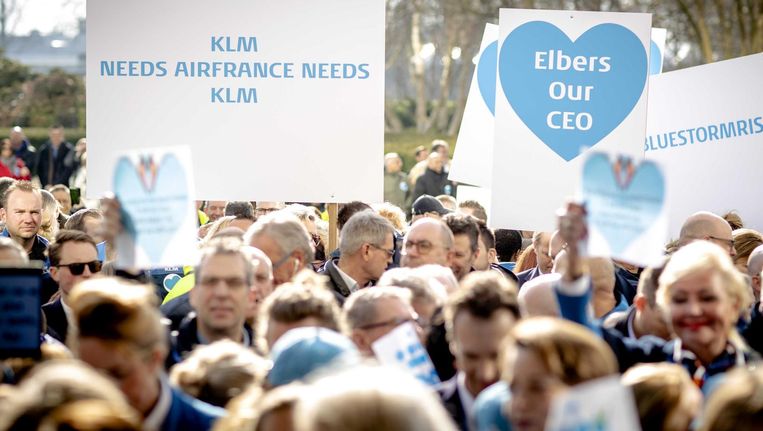 Medewerkers bieden een petitie aan voor het herbenoemen van hun CEO op het hoofdkantoor van KLM. Met de petitie wil het personeel de steun voor Pieter Elbers uitspreken. Beeld ANP