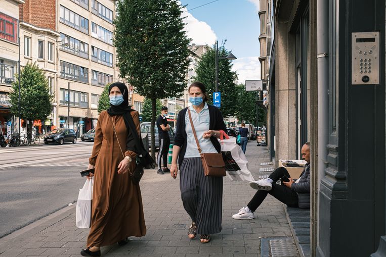 Vrouwen met mondkapje op de Turnhoutsebaan. Beeld Wouter Van Vooren