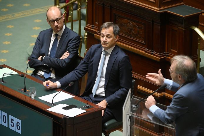 Premier Alexander De Croo (Open Vld) (midden), vicepremier Vincent Van Peteghem (CD&V) (links) en Peter De Roover (N-VA) (rechts) tijdens het debat in de Kamer vandaag.