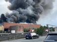 Bij het grondwerken- en containerbedrijf Sidegro, langs de Trakelweg in Roeselare, woedt een zware brand. Die gaat gepaard met een indrukwekkende rookkolom.