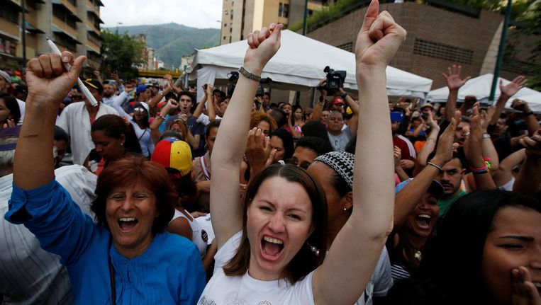 Grote vreugde onder de tegenstanders van president Nicolas Maduro als bekend wordt dat er voldoende stemmen zijn verzameld voor een referendum. Beeld reuters