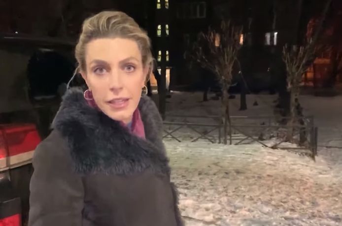 Een stilstaand beeld uit de onderzoeksreportage die journaliste Clarissa Ward maakte voor de Amerikaanse nieuwszender CNN. Ze staat hier voor het appartementencomplex waar één van de vermoedelijke daders van de moordaanslag op Navalny woont.
