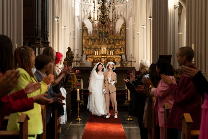 Scene uit de videoclip 'Mijn Vrouw' van Jasha Eliane, die ook meespeelt in de clip. Links op de foto.