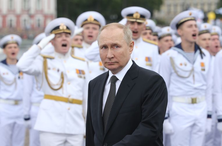 Poetin ­inspecteert ­marine-eenheden ­tijdens de Navy Day in Sint-Petersburg. Beeld Getty Images
