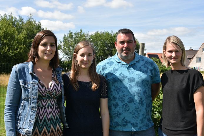 Familie en vrienden van Stefany (tweede van links) zamelen geld in voor Benjamin. Hij vecht nog steeds voor zijn leven na een zwaar ongeval in mei.