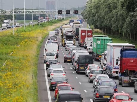 Rijkswaterstaat moet uitzoeken waarom 590 truckers zich vergisten in de hoogte van de Drechttunnel