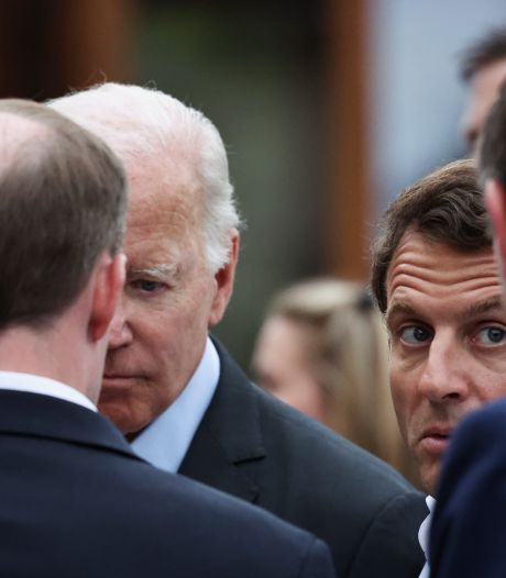 Quand Emmanuel Macron interrompt Joe Biden devant les caméras pour parler du pétrole