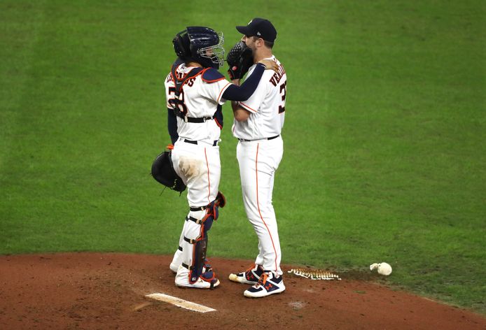Catcher Robinson Chirinos (l) in gesprek met pitcher Justin Verlander tijdens de finale van de World Series vorig jaar.