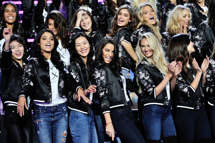 De Victoria's Secret modellen die zullen meelopen in de show poseren voor een groepsfoto.