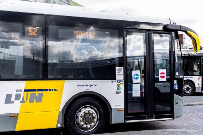 Passagier moeten achteraan instappen bij De Lijn, ter bescherming van de bestuurder.