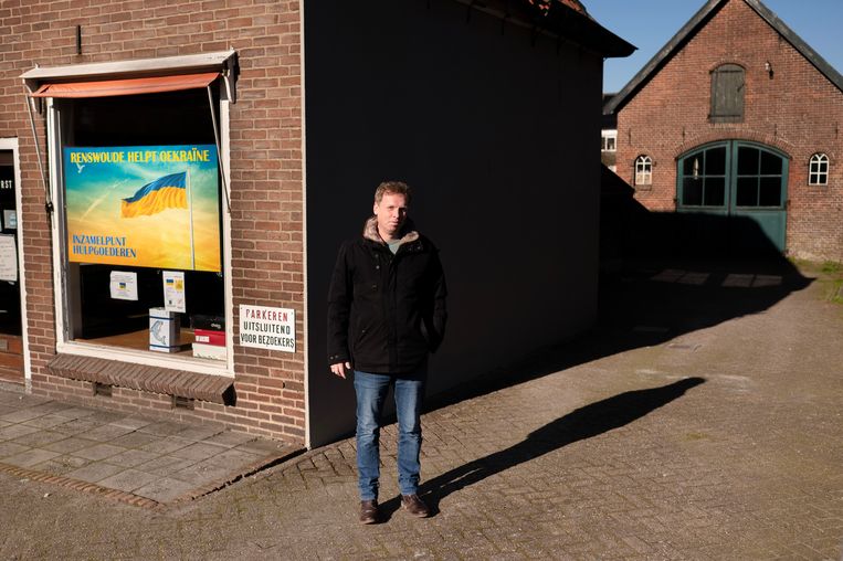 Jan Pronk bij het Oekraïne-inzamelpunt in Renswoude. Beeld Bram Petraeus
